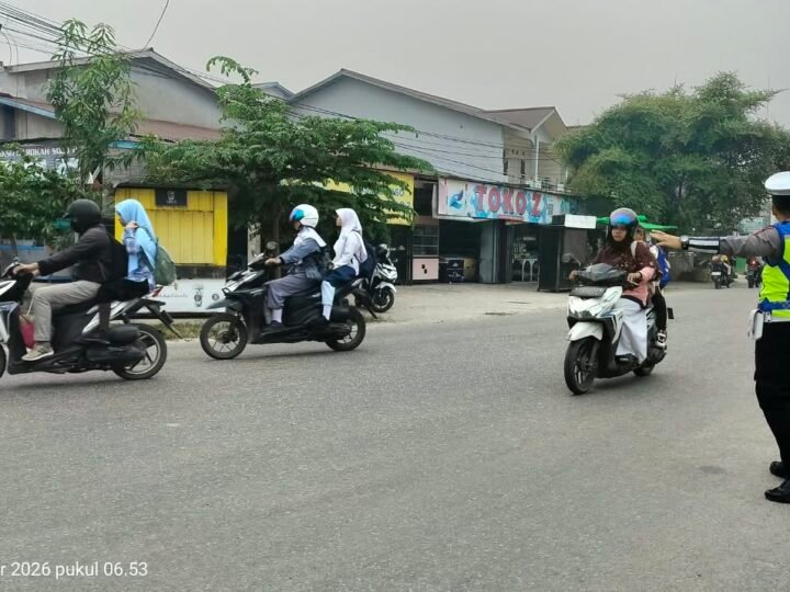 Polri Hadir di Pagi Hari, Polres Landak Atur Lalu Lintas di Sejumlah Titik Strategis