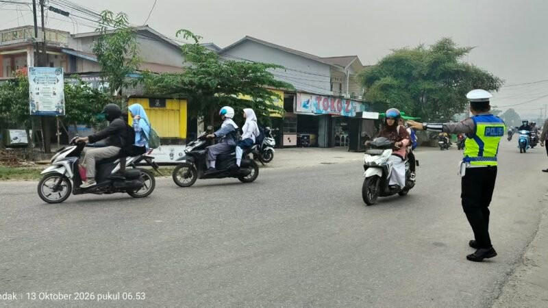 Polri Hadir di Pagi Hari, Polres Landak Atur Lalu Lintas di Sejumlah Titik Strategis