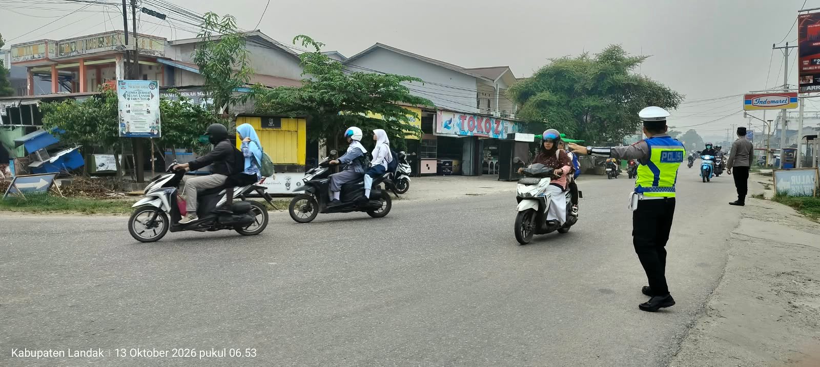 Polri Hadir di Pagi Hari, Polres Landak Atur Lalu Lintas di Sejumlah Titik Strategis