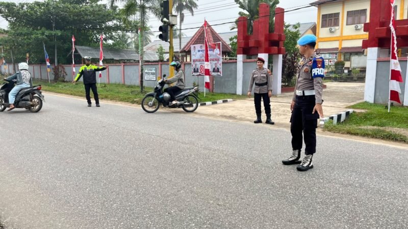 Personel Polres Landak Diterjunkan Lakukan Strong Point, Bantu Aktivitas Masyarakat Di Pagi Hari