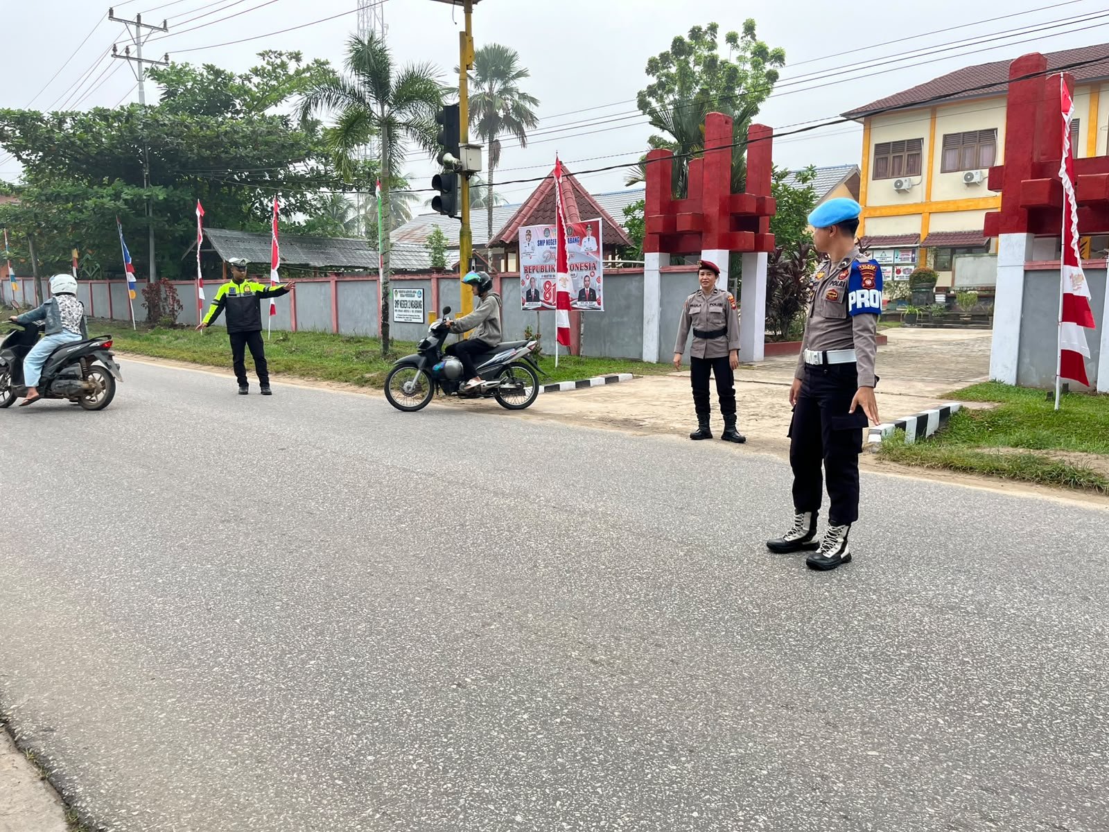 Personel Polres Landak Diterjunkan Lakukan Strong Point, Bantu Aktivitas Masyarakat Di Pagi Hari