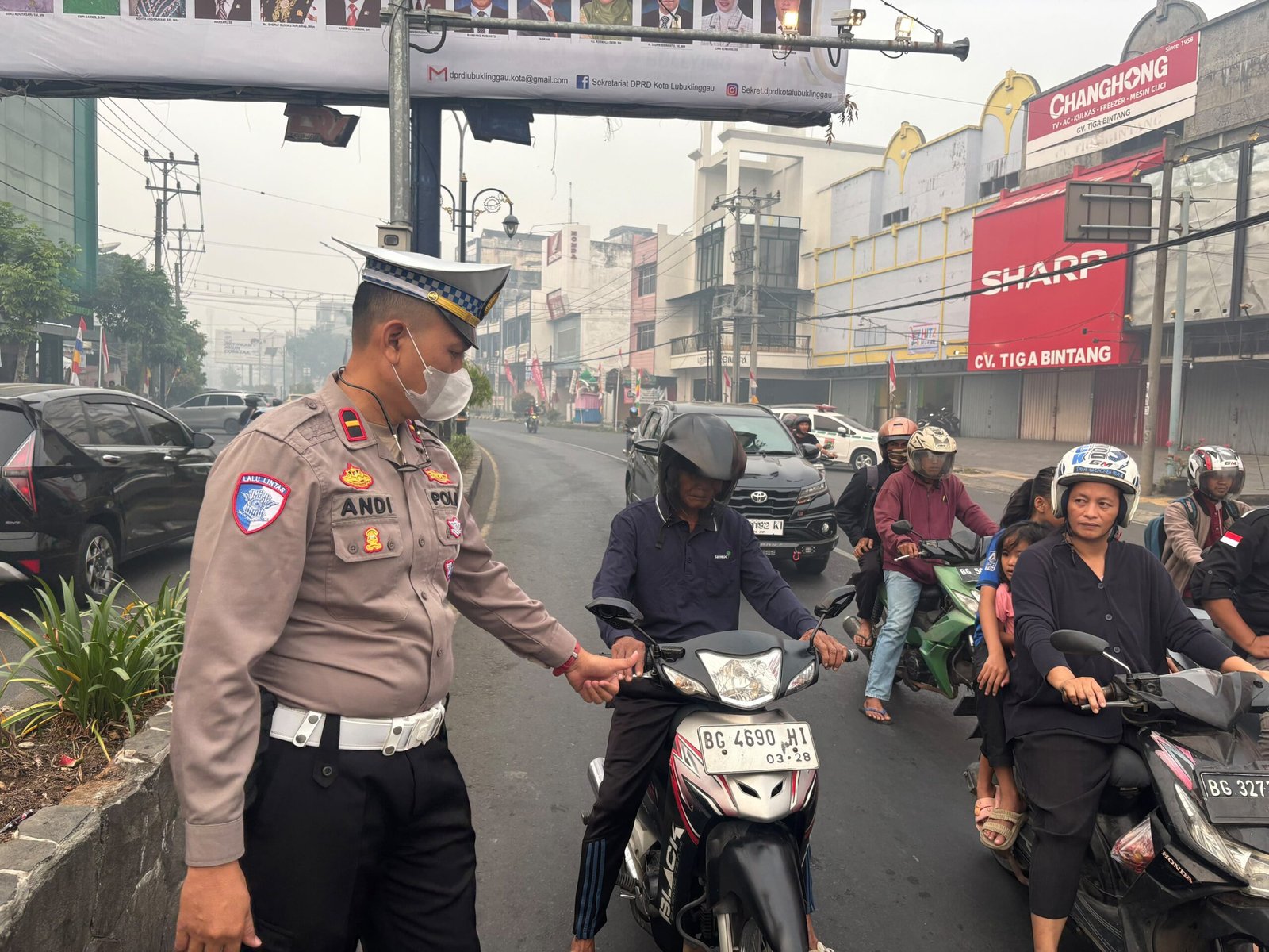 Menyikapi Kondisi Kabut Asap Yang Semakin Tebal dan Berdampak Pada Jarak Pandang, Kapolres Lubuk Linggau Langsung Memberikan Kebijakan dan Himbauan