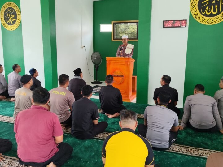 Wakapolres Landak Jadi Khatib Shalat Jumat di Masjid Nur Aman, Ajak Jaga Kamtibmas dan Perkuat Keimanan