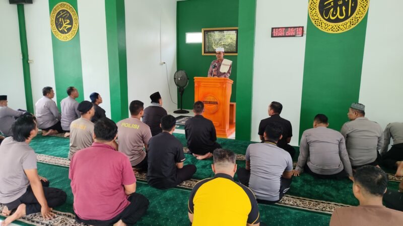 Wakapolres Landak Jadi Khatib Shalat Jumat di Masjid Nur Aman, Ajak Jaga Kamtibmas dan Perkuat Keimanan