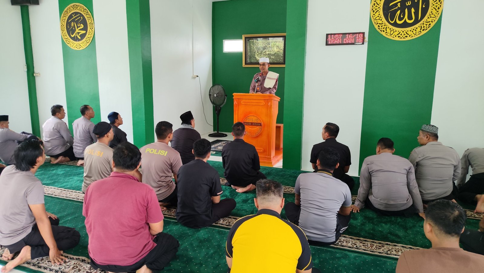 Wakapolres Landak Jadi Khatib Shalat Jumat di Masjid Nur Aman, Ajak Jaga Kamtibmas dan Perkuat Keimanan