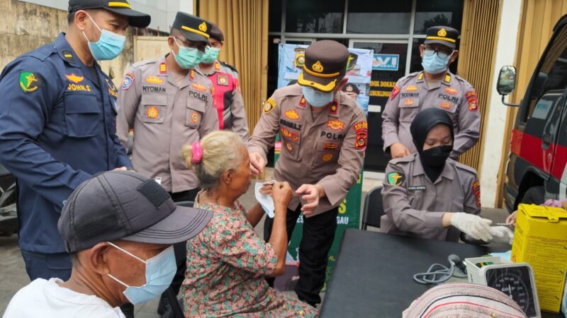 Peduli Terhadap Kesehatan Masyarakat, Polres Lubuk Linggau Menggelar Kegiatan Sosial Berupa Membagikan Masker dan Pemeriksaan Kesehatan Gratis