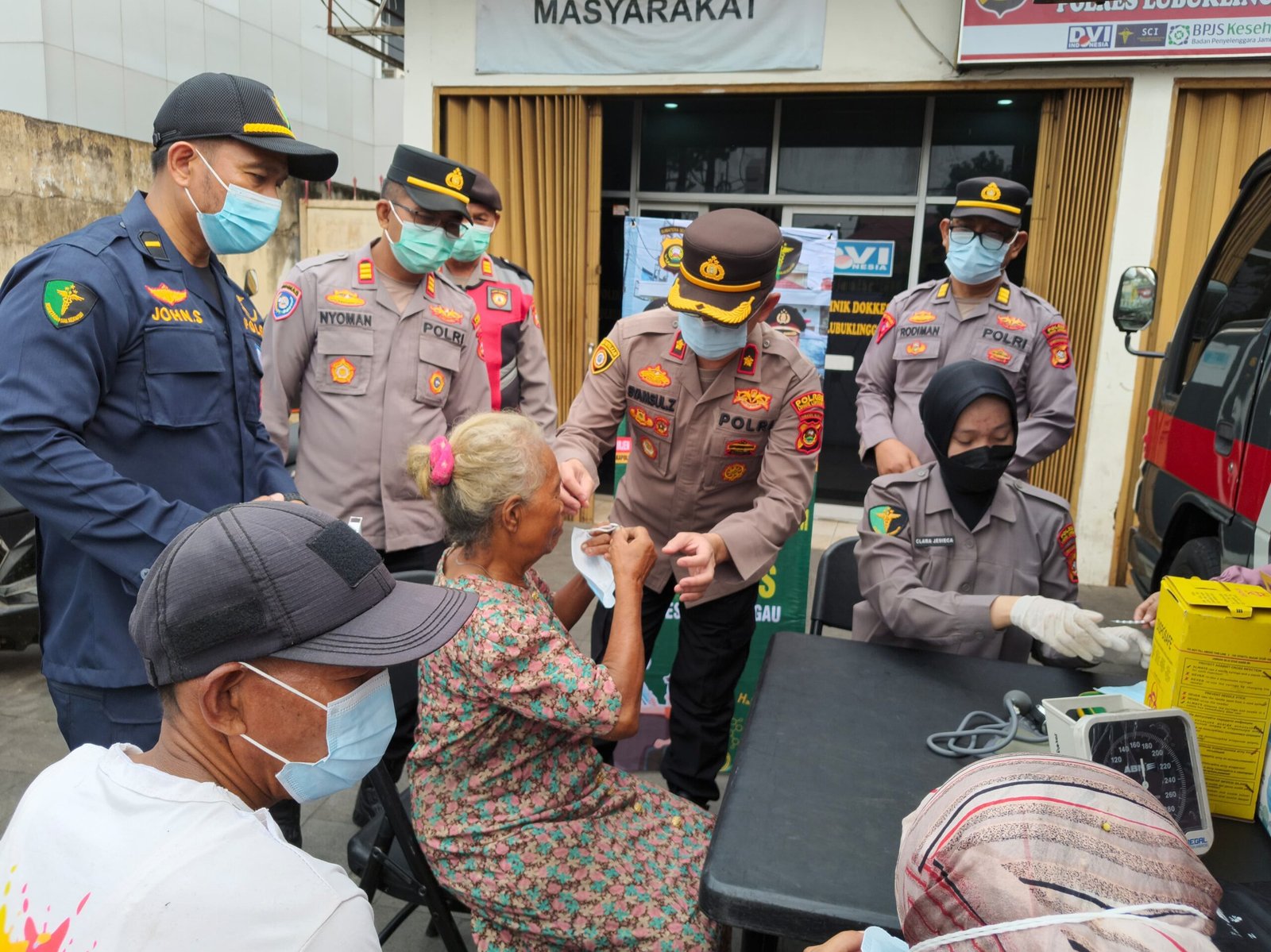 Peduli Terhadap Kesehatan Masyarakat, Polres Lubuk Linggau Menggelar Kegiatan Sosial Berupa Membagikan Masker dan Pemeriksaan Kesehatan Gratis