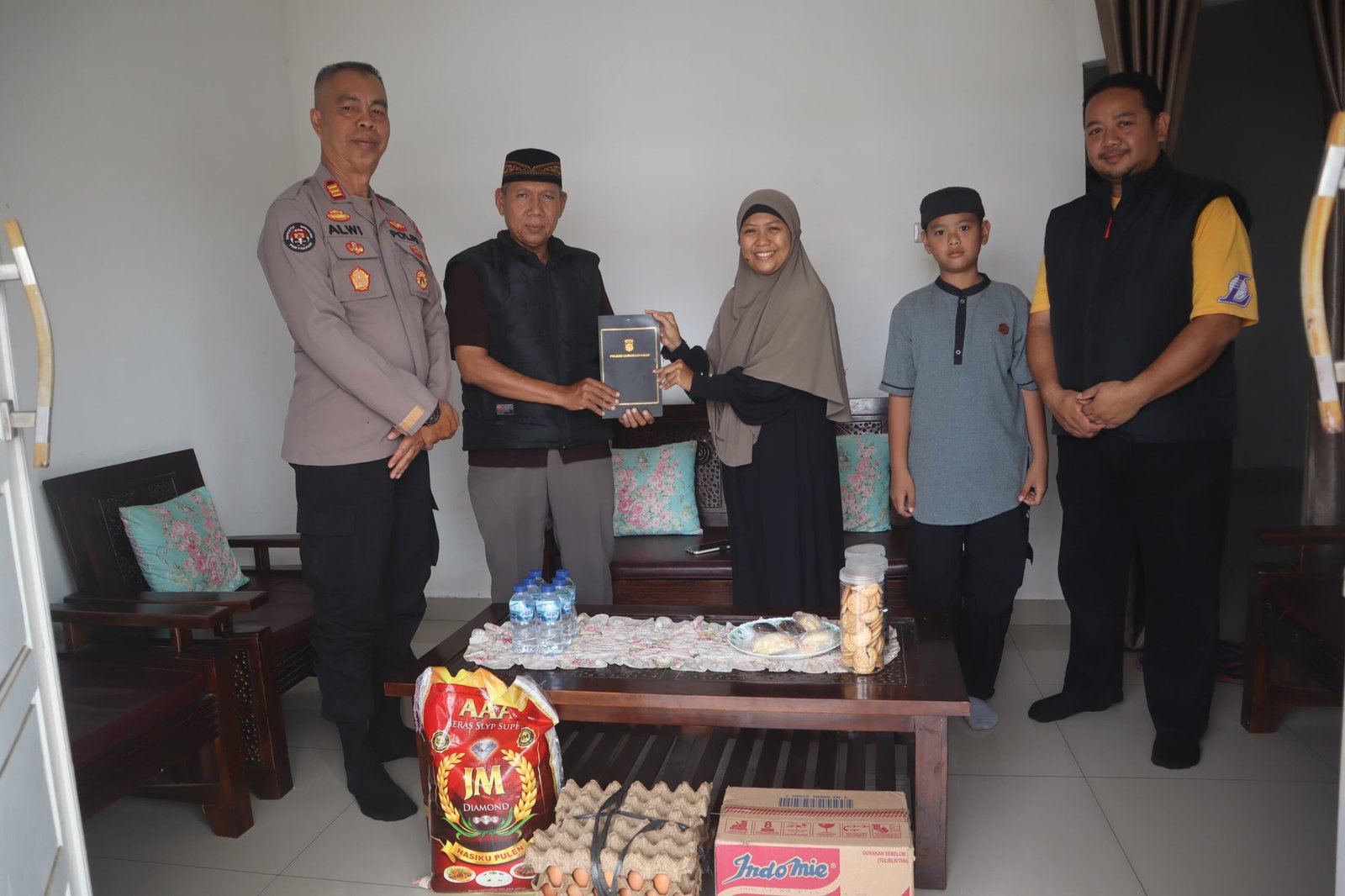 Peringatan HUT ke 75 Divisi Hubungan Masyarakat Polri, Humas Polres Lubuk Linggau Melaksanakan Kegiatan Bakti Sosial Sekaligus Silaturahmi ke Panti Asuhan