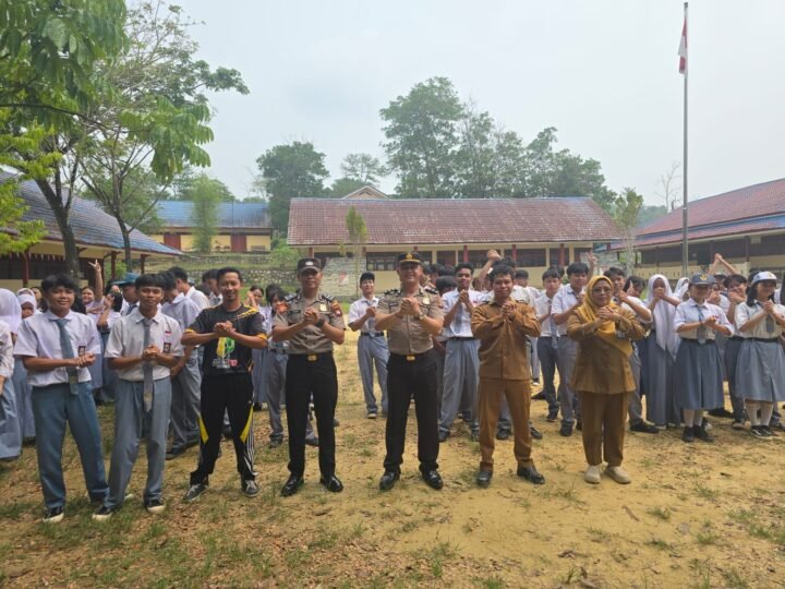Melalui PERLINDIK, Polsek Mandor Tanamkan Kesadaran Hukum dan Karakter Positif kepada Pelajar