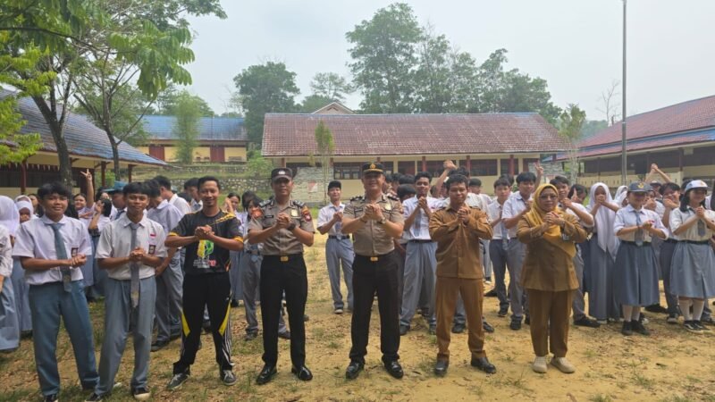 Melalui PERLINDIK, Polsek Mandor Tanamkan Kesadaran Hukum dan Karakter Positif kepada Pelajar