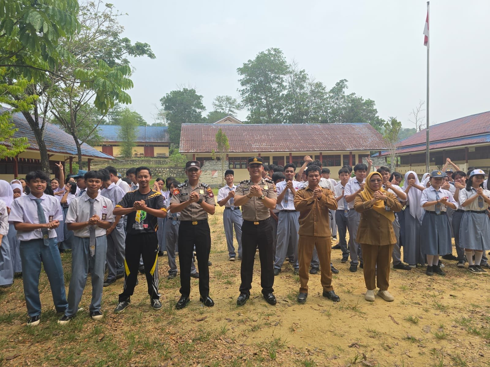 Melalui PERLINDIK, Polsek Mandor Tanamkan Kesadaran Hukum dan Karakter Positif kepada Pelajar