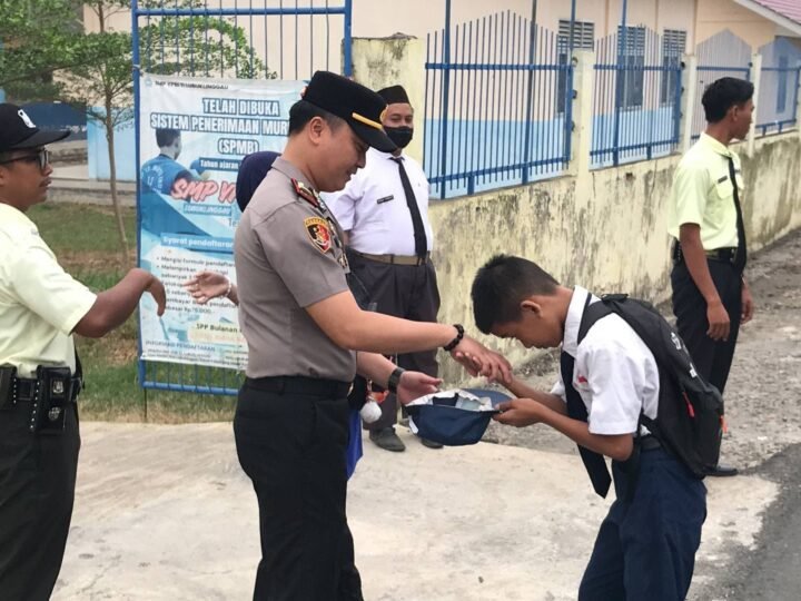 Dalam Rangka Mendukung Program Unggulan Kapolri, Polsek Lubuk Linggau Timur I Turun Langsung Memberikan Pengamanan Sekaligus Pembinaan Kepada Para Pelajar