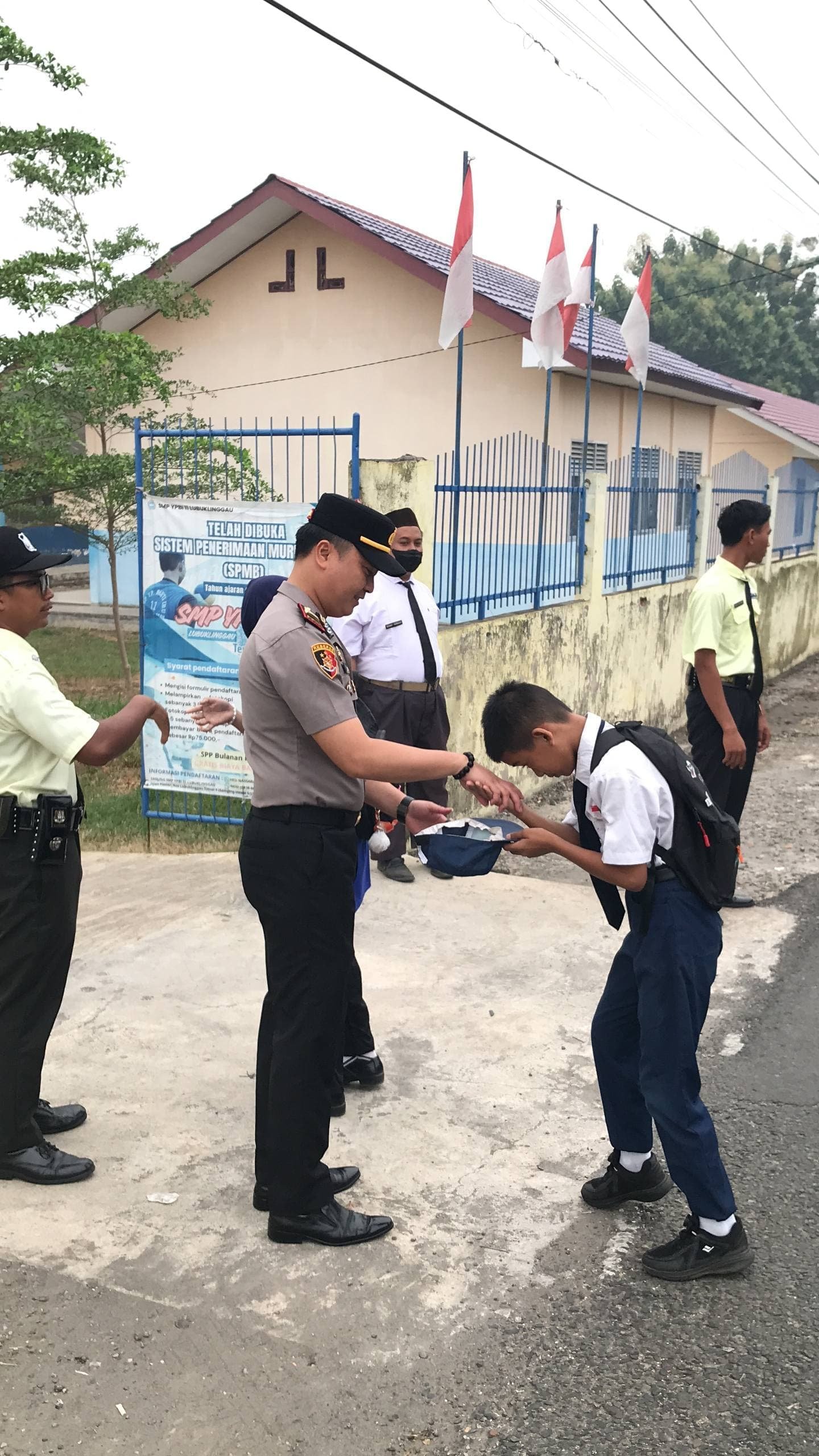 Dalam Rangka Mendukung Program Unggulan Kapolri, Polsek Lubuk Linggau Timur I Turun Langsung Memberikan Pengamanan Sekaligus Pembinaan Kepada Para Pelajar