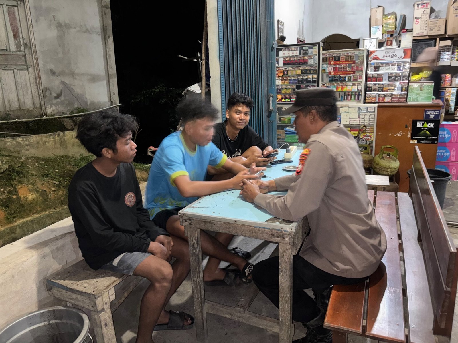 Patroli Sambil Menyapa, Cara Polisi Mandor Jaga Keamanan dan Kebersamaan