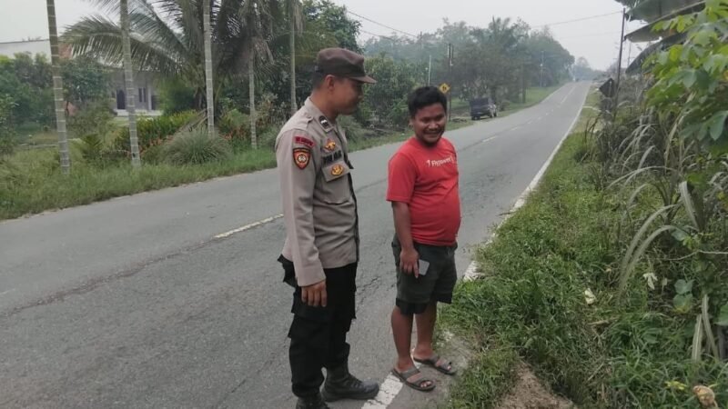 Humanis! Begini Cara Polisi di Mandor Patroli Siang Sapa Warga di Tepi Jalan