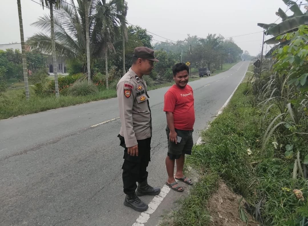 Humanis! Begini Cara Polisi di Mandor Patroli Siang Sapa Warga di Tepi Jalan