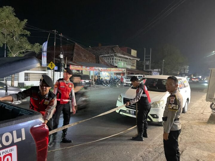 Patroli Dan Piket Pamapta Sat Samapta Polres Lubuk Linggau Bertindak Cepat Membantu Pengemudi Kendaraan Yang Mengalami Kerusakan