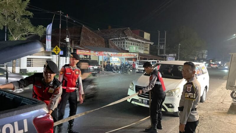 Patroli Dan Piket Pamapta Sat Samapta Polres Lubuk Linggau Bertindak Cepat Membantu Pengemudi Kendaraan Yang Mengalami Kerusakan