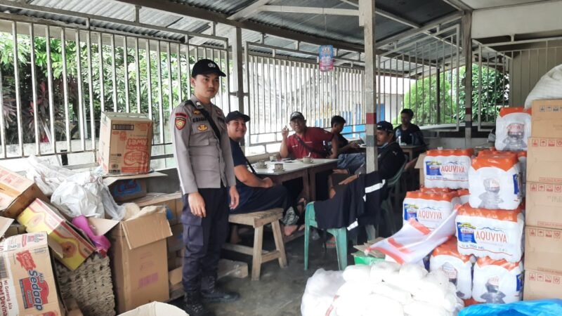 Polisi Hadir Membawa Rasa Aman, Patroli Siang Polsek Mandor Sasar Aktivitas Warga