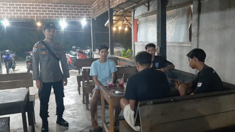 Saring Sebelum Sharing! Ini Pesan Penting Polisi Mandor Saat Patroli Malam