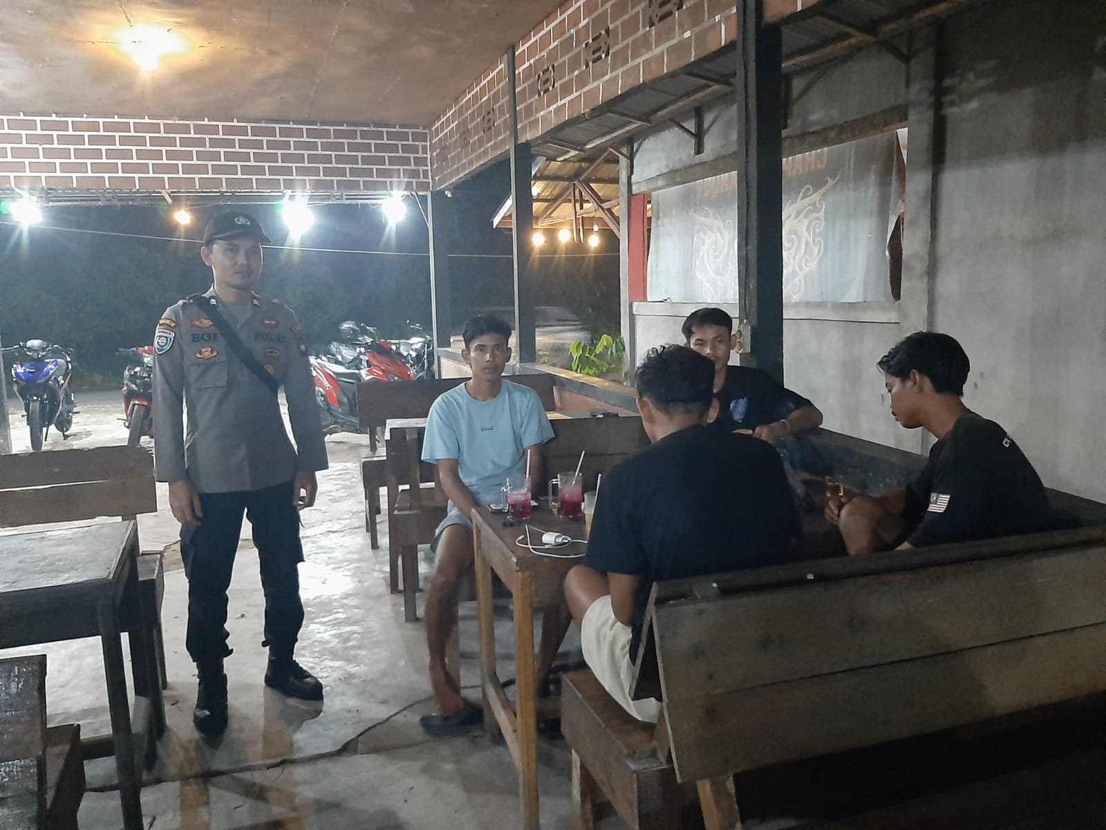 Saring Sebelum Sharing! Ini Pesan Penting Polisi Mandor Saat Patroli Malam
