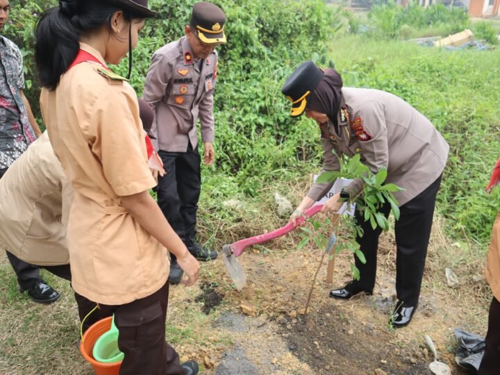 Dukung Program Green Policing Quick Wins Polri, Polres Landak Tanam Enam Bibit Pohon