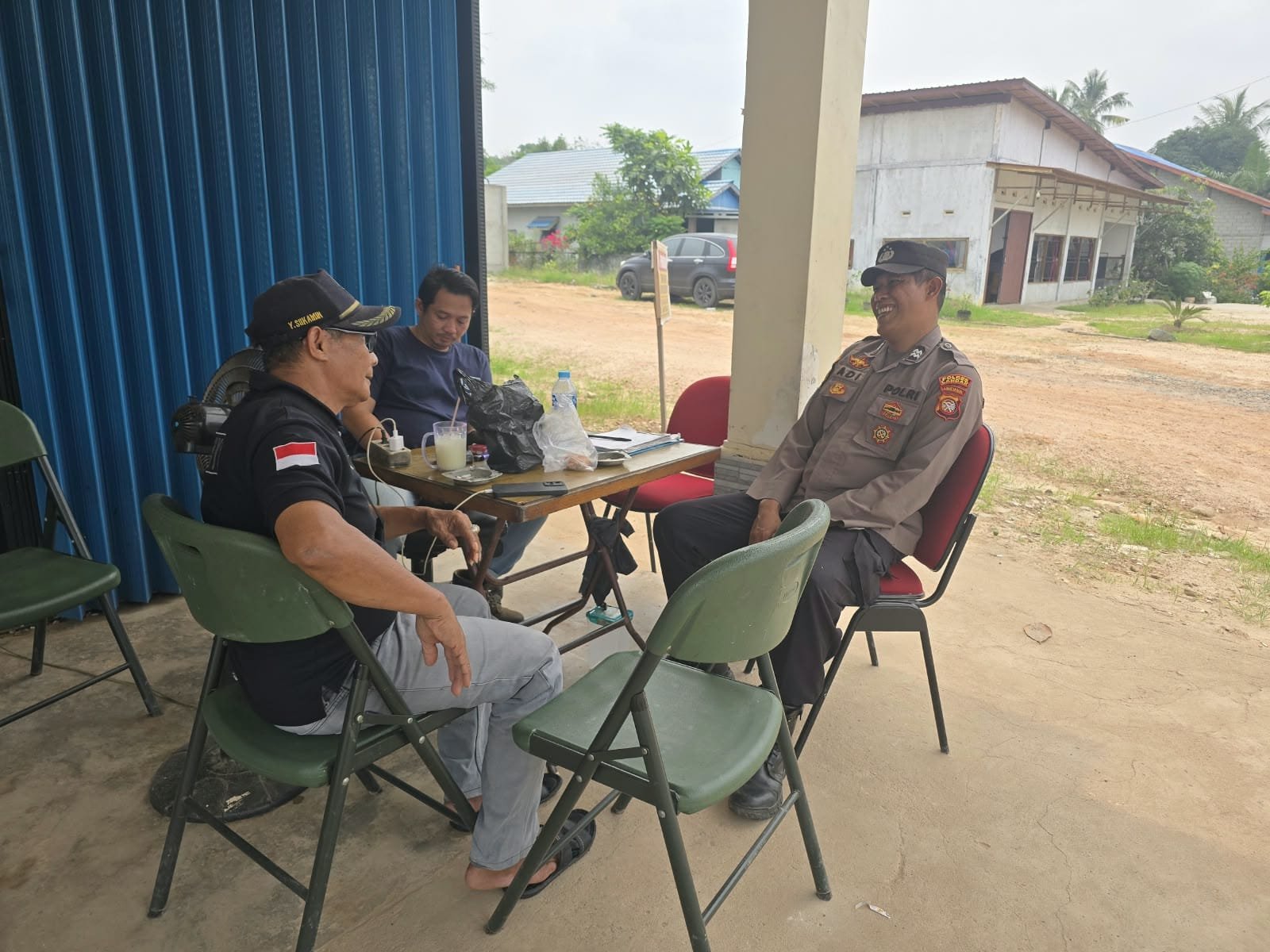 Hadir di Tengah Masyarakat, Polsek Mandor Bangun Kedekatan Lewat Patroli Humanis