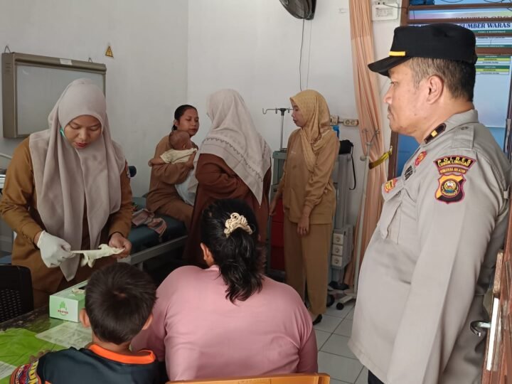 Bermula Dari Tumpahan Bahan Bakar Minyak Jenis Solar di Permukaan Jalan Yang Mengakibatkan Licin, Personel Polsek Lubuk Linggau Selatan Tunjukan Kepedulian Dan Ketangkasan Dalam Merespon Kejadian Kecelakaan Lalu lintas
