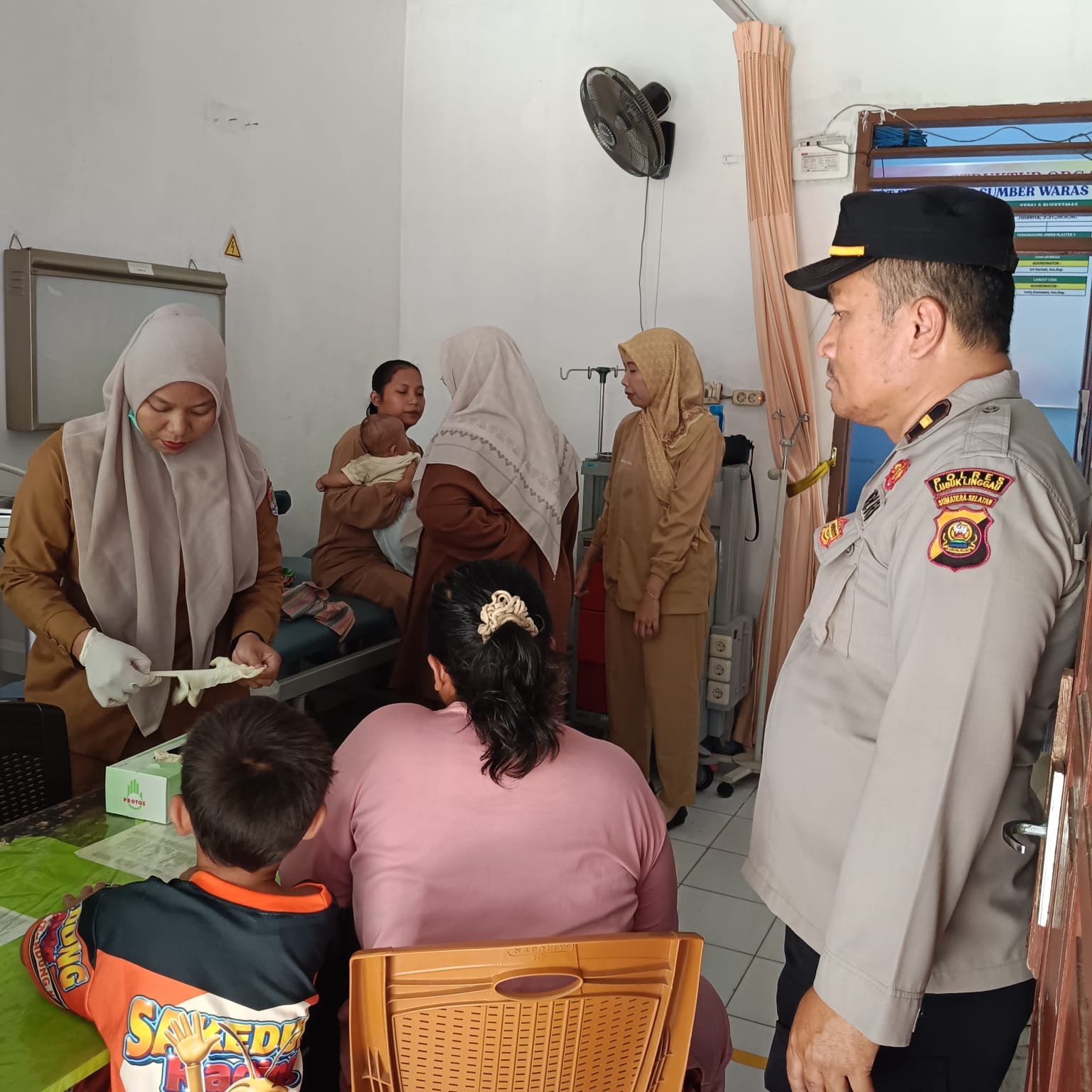 Bermula Dari Tumpahan Bahan Bakar Minyak Jenis Solar di Permukaan Jalan Yang Mengakibatkan Licin, Personel Polsek Lubuk Linggau Selatan Tunjukan Kepedulian Dan Ketangkasan Dalam Merespon Kejadian Kecelakaan Lalu lintas