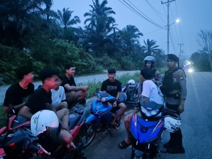 Patroli Sore, Sat Samapta Polres Landak Sambangi Remaja dan Berikan Edukasi Bahaya Narkoba