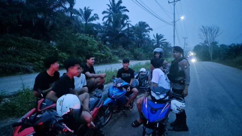 Patroli Sore, Sat Samapta Polres Landak Sambangi Remaja dan Berikan Edukasi Bahaya Narkoba
