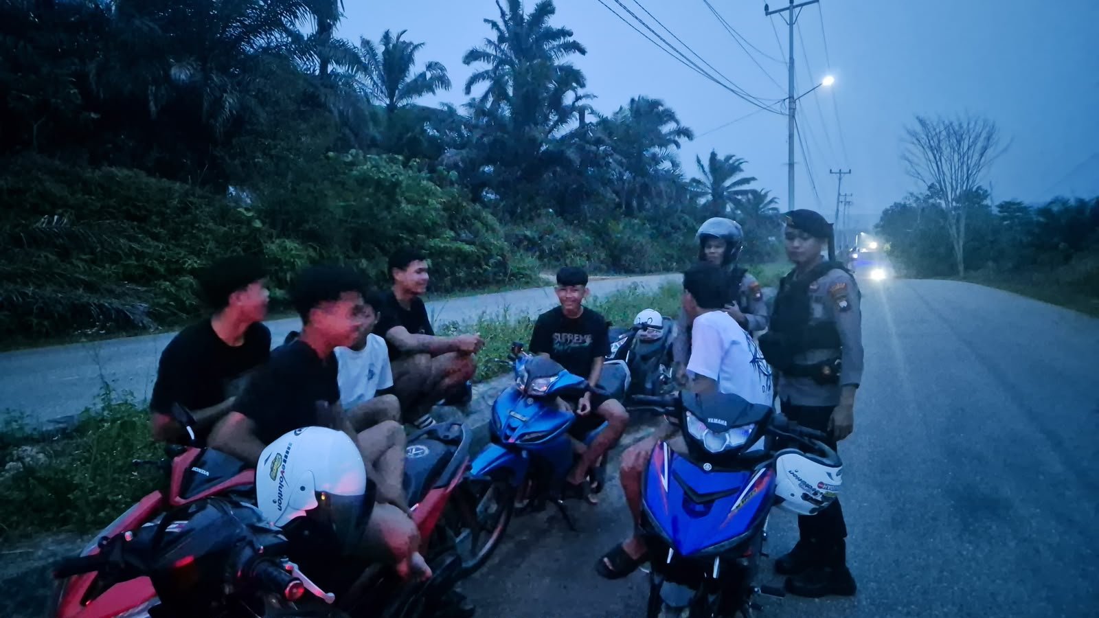 Patroli Sore, Sat Samapta Polres Landak Sambangi Remaja dan Berikan Edukasi Bahaya Narkoba