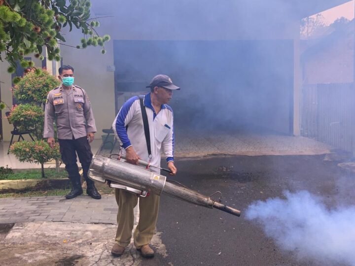 Dalam Rangka Mencegah Penyebaran Demam Berdarah Dengue (DBD) Sidokkes Polres Lubuk Linggau Bersama Bidang P2M Dinkes Kota Lubuk Linggau Laksanakan Penyemprotan Fogging di Lingkungan Rumah Dinas