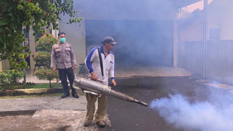 Dalam Rangka Mencegah Penyebaran Demam Berdarah Dengue (DBD) Sidokkes Polres Lubuk Linggau Bersama Bidang P2M Dinkes Kota Lubuk Linggau Laksanakan Penyemprotan Fogging di Lingkungan Rumah Dinas