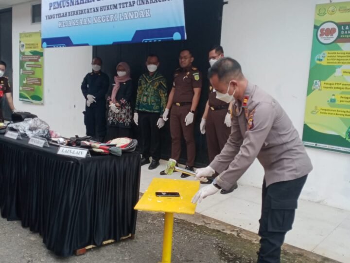 Kejari Landak Musnahkan Barang Bukti Inkrah, Polres Landak Hadir Dukung Penegakan Hukum