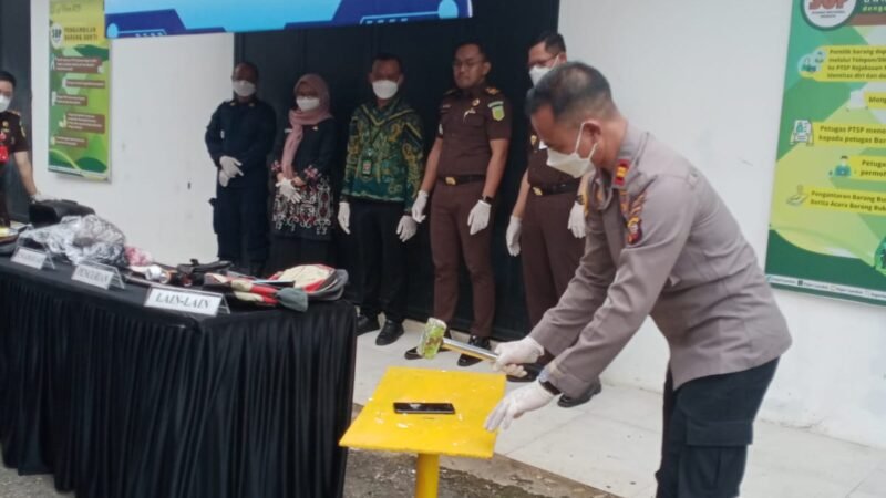 Kejari Landak Musnahkan Barang Bukti Inkrah, Polres Landak Hadir Dukung Penegakan Hukum