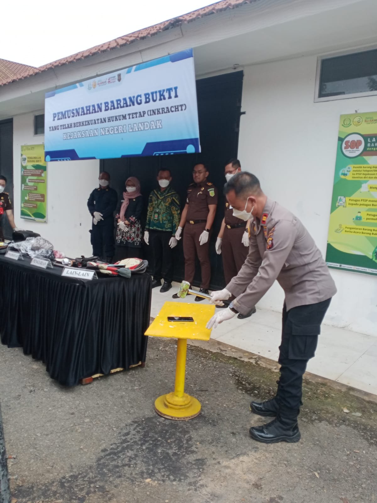 Kejari Landak Musnahkan Barang Bukti Inkrah, Polres Landak Hadir Dukung Penegakan Hukum