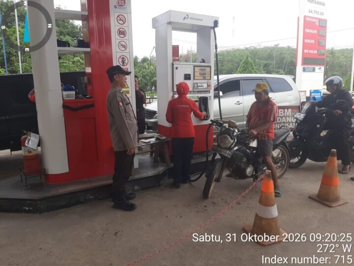 “Cegah Gangguan Kamtibmas, Polsek Mandor Sambangi SPBU dan Berikan Imbauan Saat Patroli Siang”