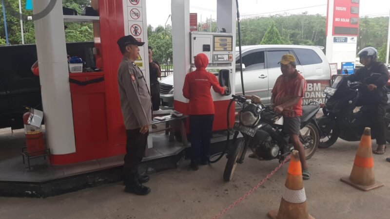 “Cegah Gangguan Kamtibmas, Polsek Mandor Sambangi SPBU dan Berikan Imbauan Saat Patroli Siang”