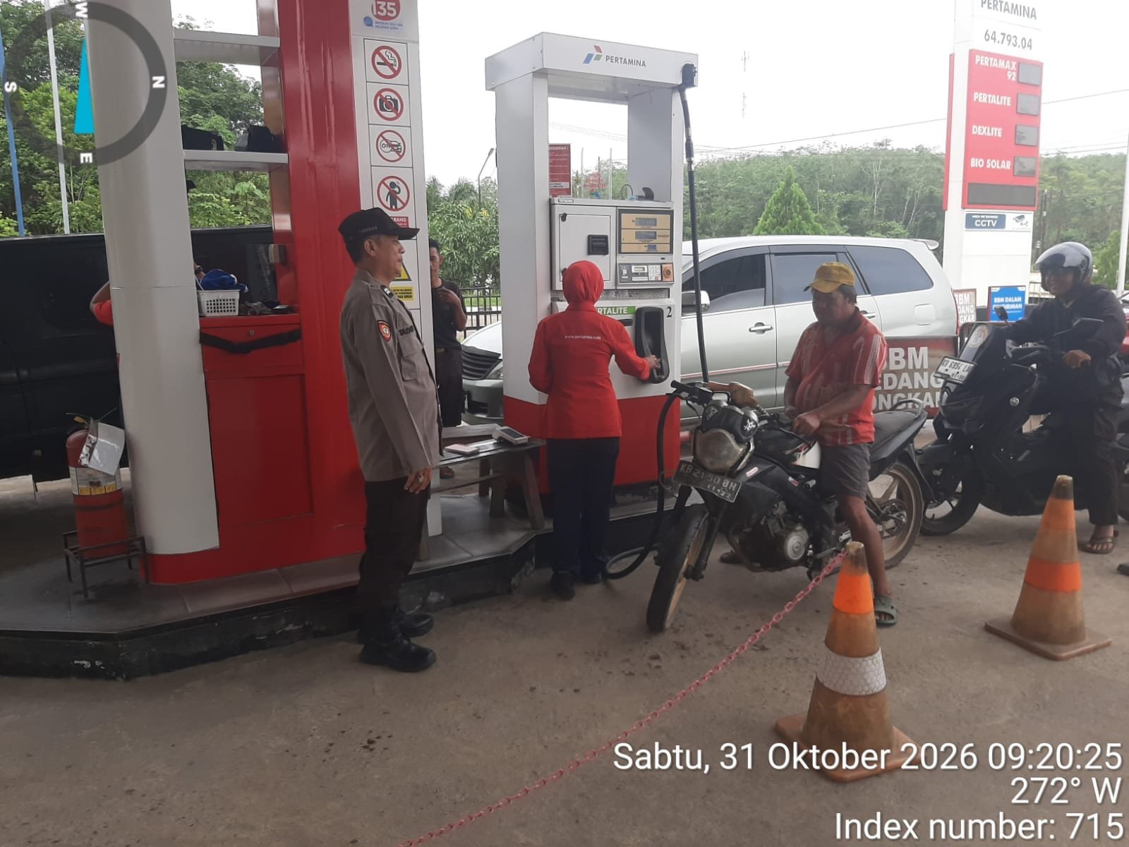 “Cegah Gangguan Kamtibmas, Polsek Mandor Sambangi SPBU dan Berikan Imbauan Saat Patroli Siang”